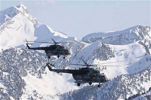 etí letci s vrtulníky ve francouzských Alpách