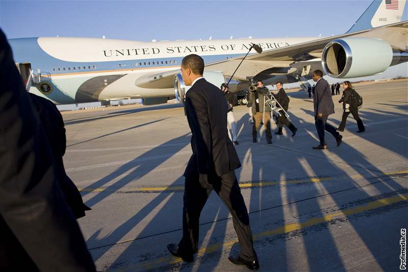Americký prezident Barack Obama pichází k Air Force One