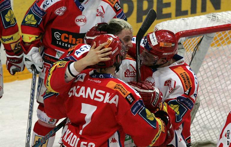 Hokejisté Slavie se radují z postupu do finále extraligy, vprostřed šťastný Vladmír Růžička junior.