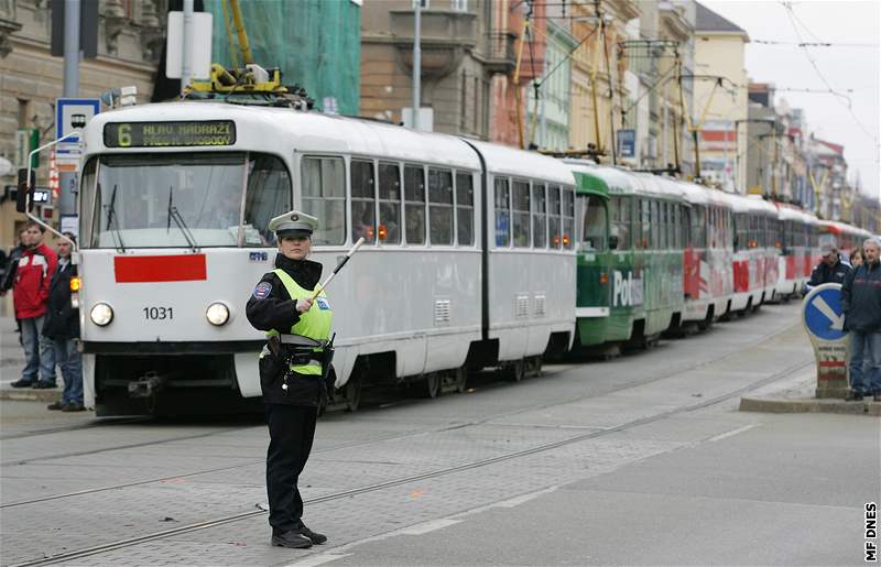 Sráka tramvaje a auta na Lidické ulici v Brn zastavila asi na 30 minut dopravu