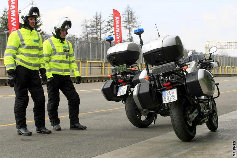 Policie dnes na okruhu v Brn pevzala na sedm desítek mocykl Yamaha. Vechny jsou vybaveny kamerou, radarem a záznamovým zaízením. Policie je bude pouívat pi bné innosti na vech typech komunikací.