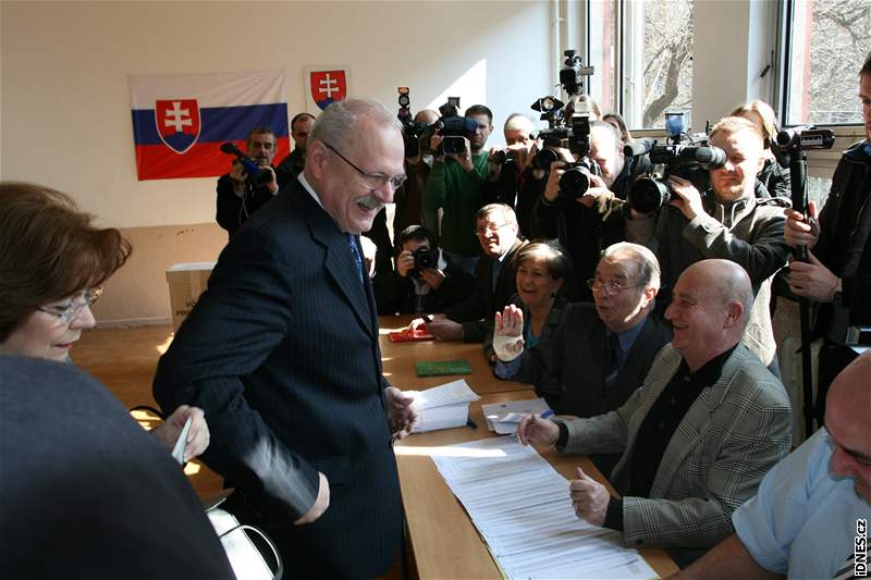 Nynjí slovenský prezident Ivan Gaparovi volil ped kamerami (21. bezna 2009)