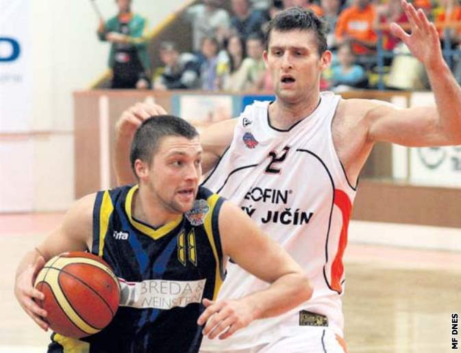 Je tu basketbalové derby Opava - Nový Jičín, oba týmy dělí koš - iDNES.cz