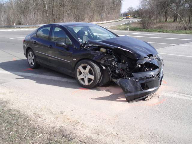 Pi nehod na Hodonínsku zemel mladý motorká, peugeot mu nedal pednost