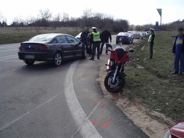 Pi nehod na Hodonínsku zemel mladý motorká, peugeot mu nedal pednost