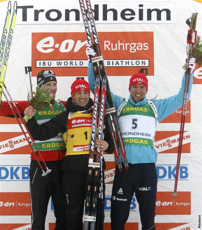 Trio nejlepích na SP v Trondheimu: vítz Ole Einar Björndalen (uprosted), druhý Simon Eder (vlevo) a tetí Emil Hegle Svendsen