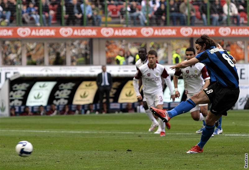 Pavel Nedvd (vpravo) se raduje s Del Pierem z gólu Juventusu.