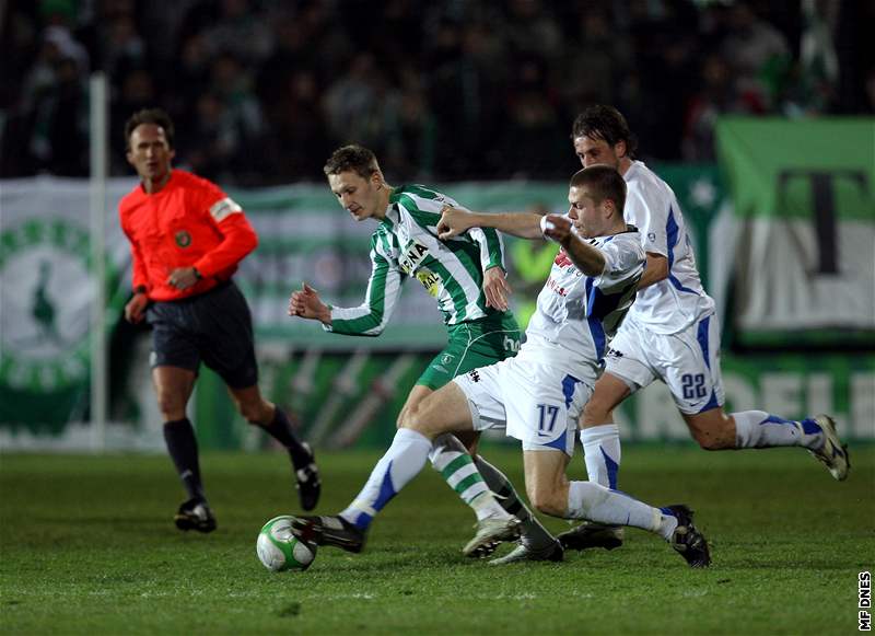 Bohemians 1905 - HFK Olomouc: domácí Milan koda (vlevo) v soubojji s Ondejem Kalvodou