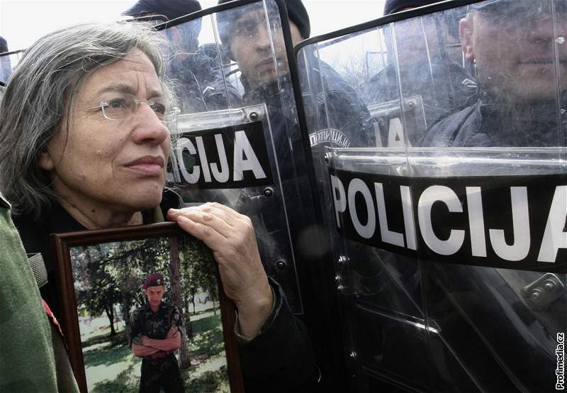 Srbka bhem protest na kosovsko-srbské hranici s fotografií poheovaného píbuzného (24. bezna 2009)