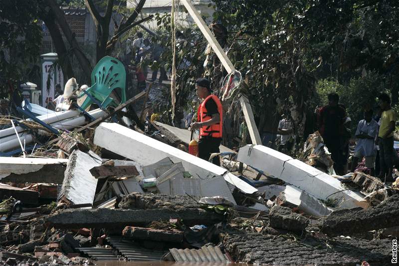 Po protrhnutí hráze v indonéské Jakart zemelo nejmén 50 lidí. (27. bezna 2009)
