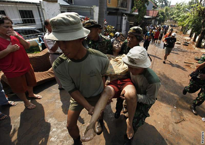 Po protrhnutí hráze v indonéské Jakart zemelo nejmén 50 lidí. (27. bezna 2009)