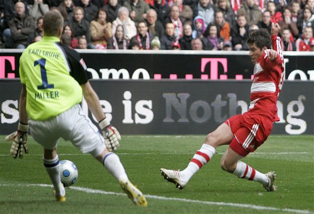 Bayern Mnichov - Karlsruhe: mnichovský stelec Jose Ernesto Sosa práv dostává svj tým do vedení 1:0.