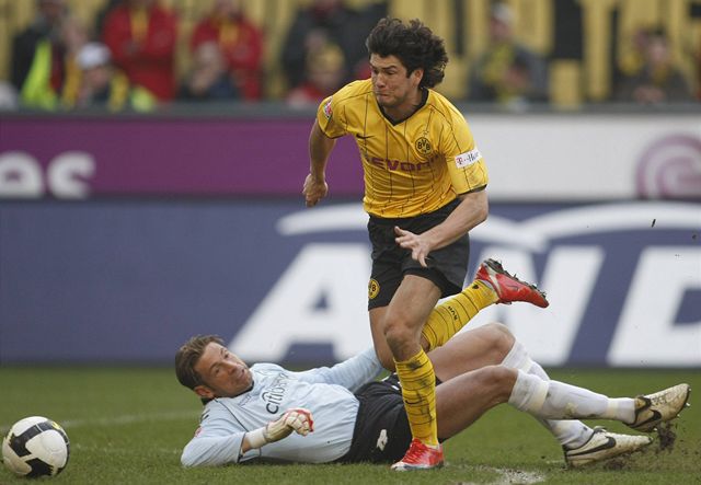 Dortmund - Brémy: domácí Nelson Valdez pechází pes leícího Tima Wieseho.