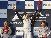 Velká cena Austrálie, vítz Jenson Button (vprosted), druhý Rubens Barrichello (vlevo) a tetí Jarno Trulli 