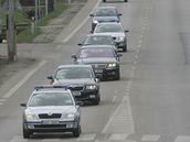 Kolona vládních vozidel projídí od eskobudjovického letit na zámk Hluboká nad Vltavou 