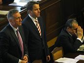 Premir Mirek Topolnek, vicepremir Martin Bursk a ministr zahrani Karel Schwarzenberg na mimodnm zasedn Poslaneck snmovny. (24.3.2009) 