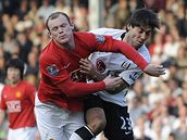 Fulham - Manchester United: Wayne Rooney (vlevo) z Manchesteru a Clint Dempsey z Fulhamu. 