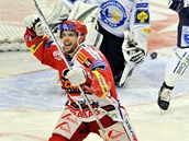 Michal Vondrka ze Slavie se raduje z gólu, vzadu plzeský branká Jan Chábera. 