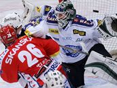 Plzeský branká Jan Chábera dostává branku od slávistického útoníka Jiího Doleala.