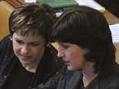 V�ra Jakubková (vlevo) a Olga Zubová p�i hlasování o ned�v��e (24. b�ezna 2009)