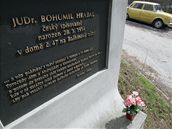 Výroí narození Bohumila Hrabala: pomník v idenicích na ulici Balbínova, kde