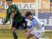 P�íbram - Ostrava: domácí Tarczal (vlevo) bojuje o mí� s Li�kou