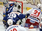 Plze - Slavia: slávista Jaroslav Bedná stílí na plzeskou branku.