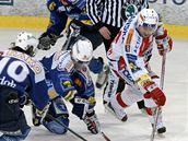 Plze - Slavia: hostující Jaroslav Bedná uniká plzeské obran.