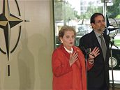 Ministryn zahrani Madeleine Albrightov s fem NATO Javierem Solanou v roce 1999 v centrle NATO