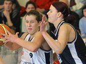 Tábor - Karlovy Vary: domácí Tereza Vorlová (vlevo) proniká p�es Lenku V�trovcovou