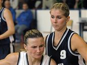 Tábor - Karlovy Vary: domácí Petra Mlejnková (vlevo) proniká p�es Irenu Boreckou