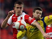 Slavia - Zln: Tom Pekhart (vlevo) v souboji s Ondejem elstkou