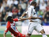 Real Madrid - Almeria: domácí Marcelo (vpravo) uniká Josemu Ortizovi
