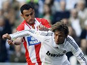Real Madrid - Almeria: domácí Gabriel Heinze (vpravo) uniká Josemu Ortizovi