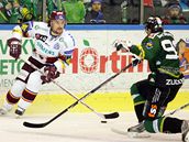 Karlovy Vary - Sparta: hostující Marek ernoek (vlevo) obchází Davida Zuckera