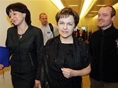 Olga Zubov a Vra Jakubkov ped hlasovnm o dve.