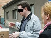 Reportéi MF DNES pi schzce s pekupníkem lék. 