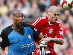 Liverpool - Aston Villa: hostujc John Carew (vlevo) vs. domc Martin krte