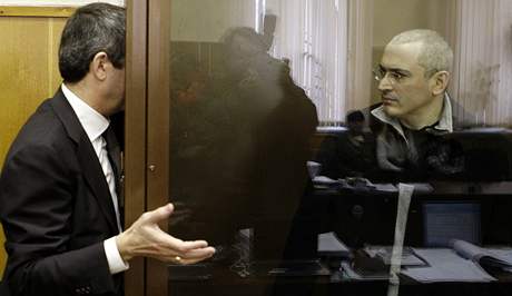 Michail Chodorkovskij u moskevského soudu: v úzké kleci, její prosklené elo má jen dva otvory, kterými hovoí s advokátem.