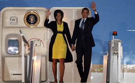 Prezident Obama vystupuje z letadla v Londýn, kde se zúastní summitu G20.
