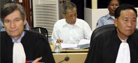 Velitel vznice S-21 Kang Kek Ieu u soudu v Kambodi.