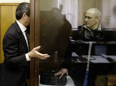 Michail Chodorkovskij u moskevského soudu: v úzké kleci, její prosklené elo má jen dva otvory, kterými hovoí s advokátem.