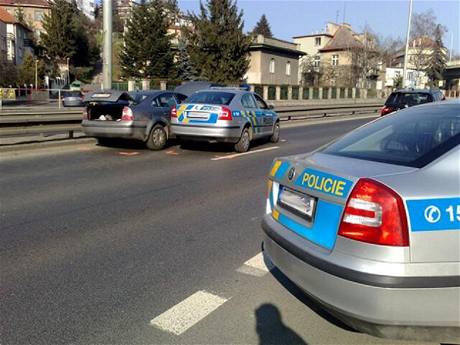 31.03.09 - Zprvy/ern kronika : Policie zadrela ujdjcho zlodje v kradenm aut. 