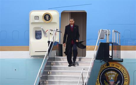 Barack Obama vystupuje z Air Force One