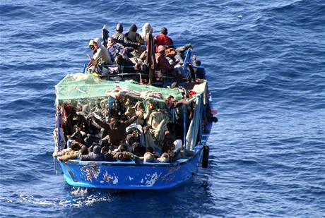 Chatrné a peplnné lod s imigranty asto ani do cíle nedorazí a ztroskotají. Ilustraní foto