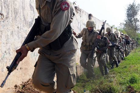 Pkistnsk polovojensk jednotky smuj k policejnmu trninkovmu centru v Lhaur, na kter zatoili ozbrojenci. (30. bezna 2009)