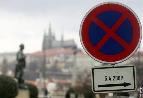 Znaky zakazují parkování bhem Obamovy návtvy Prahy. (29. 3. 2009)