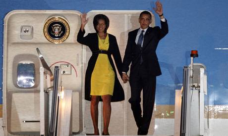 Prezident Obama vystupuje z letadla v Londýn, kde se zúastní summitu G20.