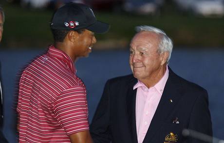Tiger Woods (vlevo) se zdraví s legendárním Arnoldem Palmerem, jeho jméno turnaj v Orlandu nese.