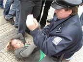 Kate�ina Jacques p�i zákroku policisty �ermáka